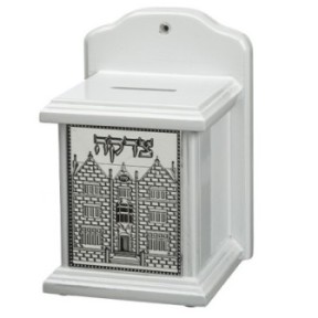 Elegant box of white wood tsedaka with 18 cm plate