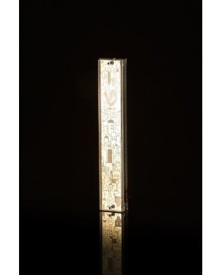 Boitier Mézouza carrée en plexiglas, ornée de maisons de Jérusalem dorées.