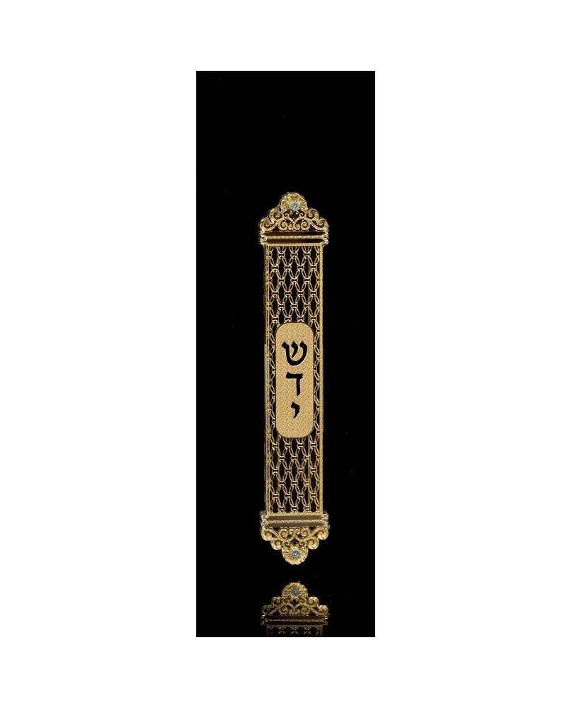 Boitier Mézouza en plexiglas avec un pilier en arrière-plan orné de boucles plaquées or.