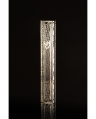 Boitier Mézouza carrée en plexiglas, ornée de motifs géométriques argentés. Dentelle