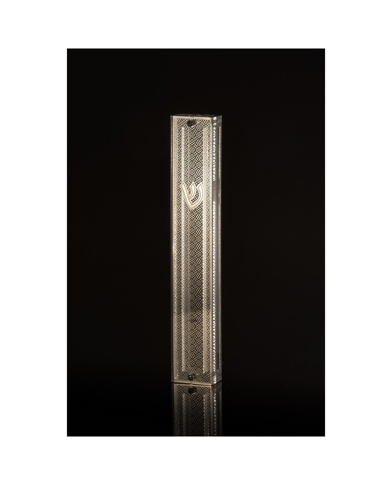 Boitier Mézouza carrée en plexiglas, ornée de motifs géométriques argentés. Dentelle
